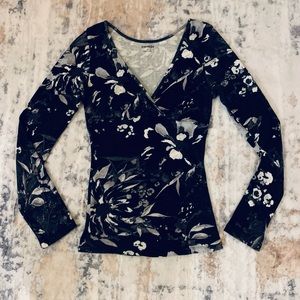 Express White & Black V Neck Pima Cotton Blend Shirt Sz XS